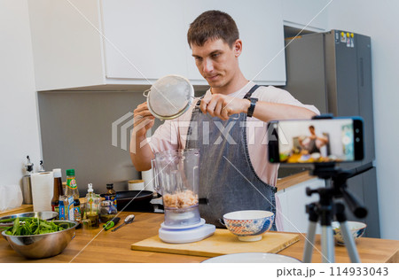 The chef is broadcasting live from workshop how to prepare a bean porridge with cauliflower The chef is broadcasting live from workshop how to prepare a bean porridge with cauliflower 114933043