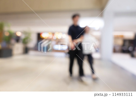 繁華街の背景ぼかし 114933111