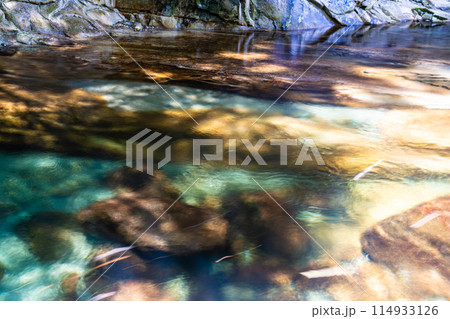 夏の面河渓　五色河原の流れ2　愛媛県上浮穴郡久万高原町 114933126