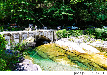 夏の面河渓 五色河原と五色橋 愛媛県上浮穴郡久万高原町 夏の面河渓 五色河原と五色橋 愛媛県上浮穴郡久万高原町 114933131