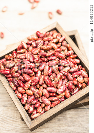 Flowered kidney beans on wooden background 114933213