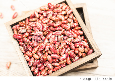 Flowered kidney beans on wooden background 114933216