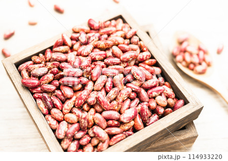 Flowered kidney beans on wooden background 114933220