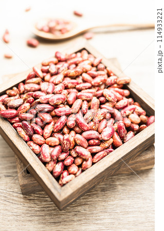 Flowered kidney beans on wooden background 114933221