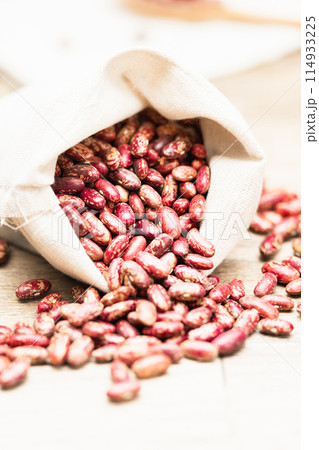 Flowered kidney beans on wooden background 114933225