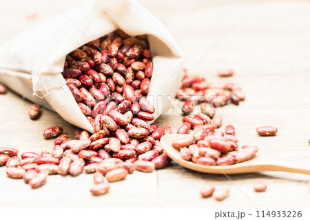 Flowered kidney beans on wooden background 114933226