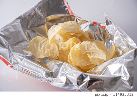 パリパリの美味しそうなポテトチップス 114933312
