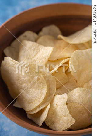 パリパリの美味しそうなポテトチップス 114933358