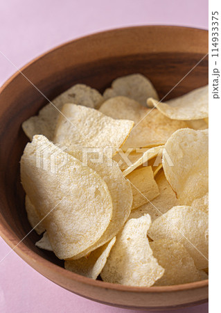 パリパリの美味しそうなポテトチップス 114933375