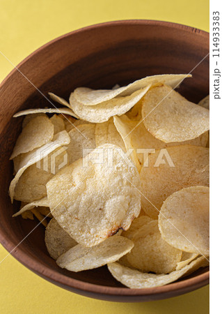 パリパリの美味しそうなポテトチップス パリパリの美味しそうなポテトチップス 114933383