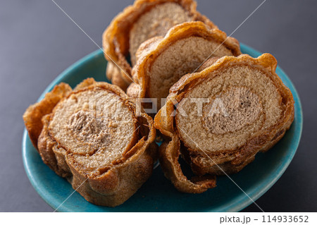 甘くて美味しいお皿の上のロールケーキ 114933652