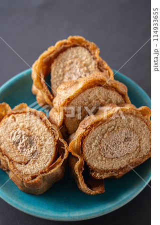 甘くて美味しいお皿の上のロールケーキ 甘くて美味しいお皿の上のロールケーキ 114933655