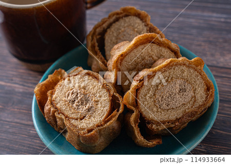 甘くて美味しいお皿の上のロールケーキ 114933664