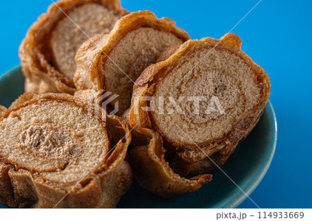 甘くて美味しいお皿の上のロールケーキ 114933669