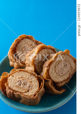 甘くて美味しいお皿の上のロールケーキ 114933672