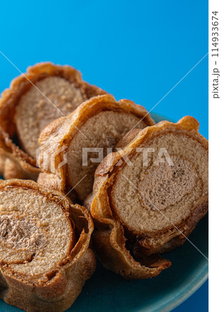 甘くて美味しいお皿の上のロールケーキ 114933674