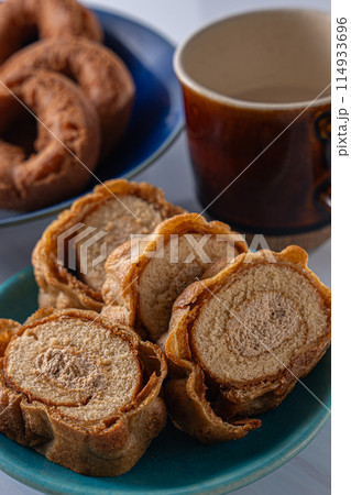 甘くて美味しいお皿の上のロールケーキ 114933696