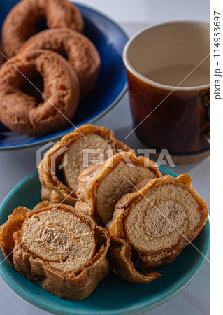 甘くて美味しいお皿の上のロールケーキ 114933697