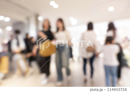 繁華街の背景ぼかし 114933728