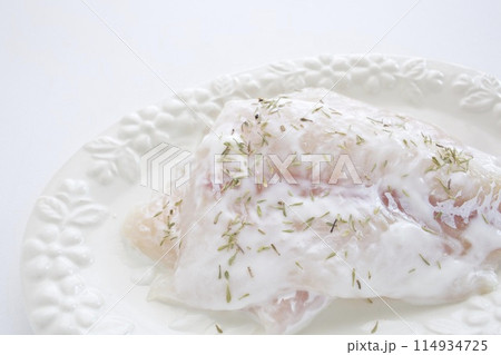 小麦粉とバジルをまぶした真鱈切り身 114934725