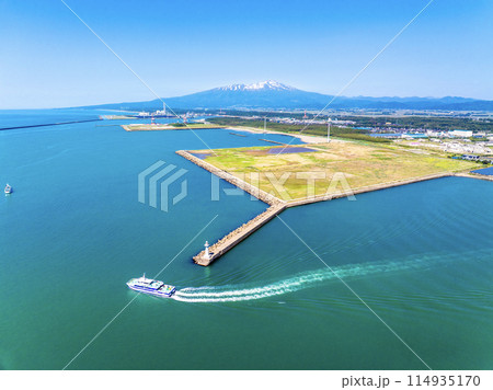 鳥海山と飛島フェリー（山形県酒田市） 114935170