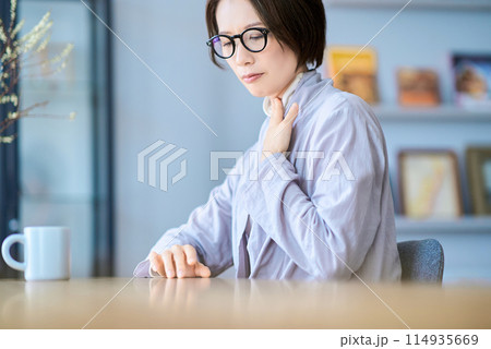 喉に違和感を感じる様子の女性 114935669
