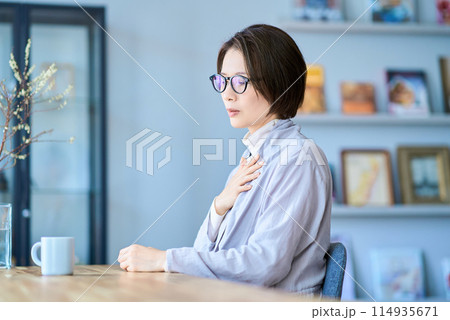 喉に違和感を感じる様子の女性 114935671