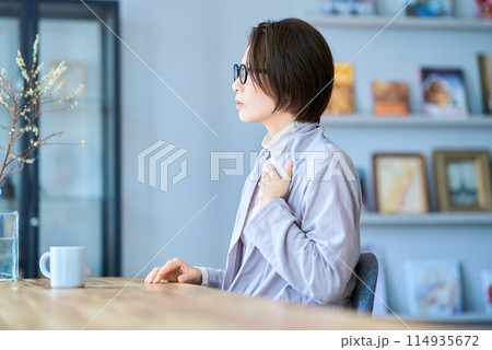 喉に違和感を感じる様子の女性 114935672