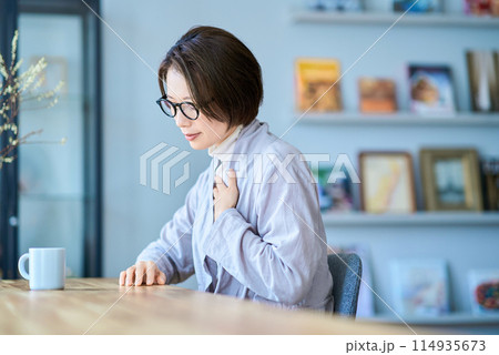 喉に違和感を感じる様子の女性 喉に違和感を感じる様子の女性 114935673
