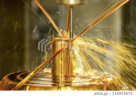 The CNC milling machine cutting the shell mold parts with oil coolant method . 114935675