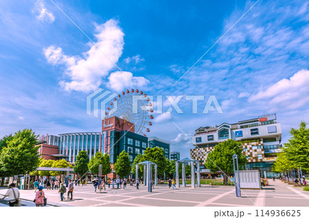 日本の横浜都市景観 5月。センター北駅前・新緑や青空に映える観覧車、都築阪急などを望む 114936625