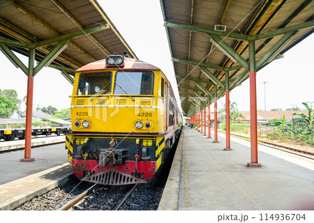 タイ国鉄の列車が駅に停車している風景 114936704
