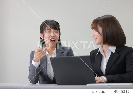 同僚の意外な提案に驚くビジネスウーマン_1 114936837