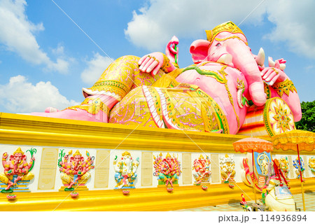 ピンクガネーシャ像で有名なワット・サマーン・ラッタナーラームの美しい風景 ピンクガネーシャ像で有名なワット・サマーン・ラッタナーラームの美しい風景 114936894