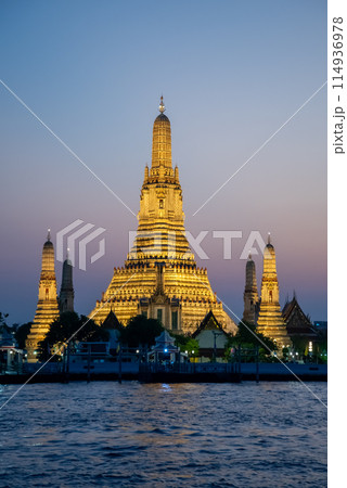バンコクにあるワット・アルンのとても美しい夜景 114936978