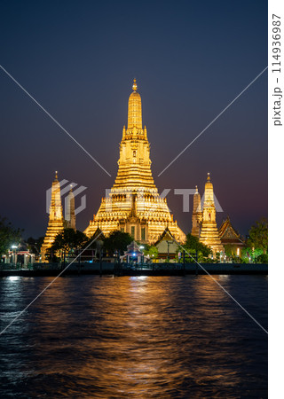 バンコクにあるワット・アルンのとても美しい夜景 114936987