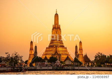 バンコクにあるワット・アルンのとても美しい夕焼け風景 114936997