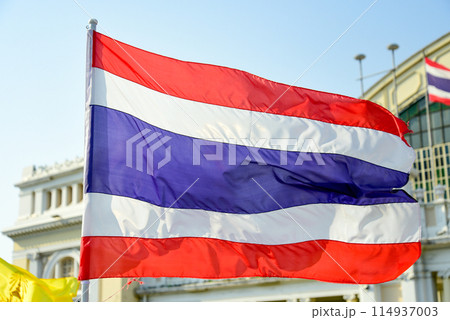 タイ王国の国旗が風になびいている風景 タイ王国の国旗が風になびいている風景 114937003