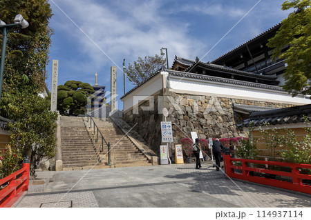 兵庫県／中山寺の参道の階段（2024年4月13日撮影） 114937114