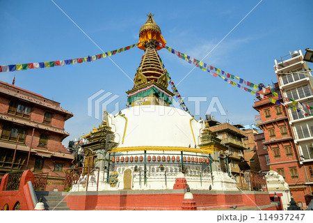 ネパールカトマンズの街中にある寺院の風景 114937247