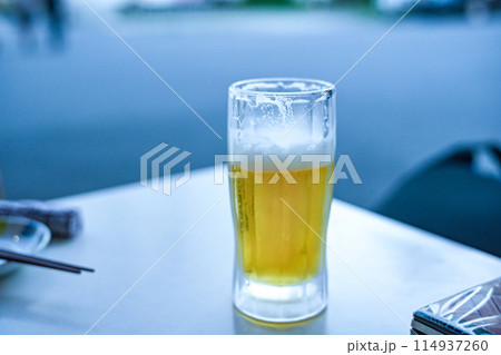 夏の夕暮れに屋外で飲む生ビール 夏の夕暮れに屋外で飲む生ビール 114937260