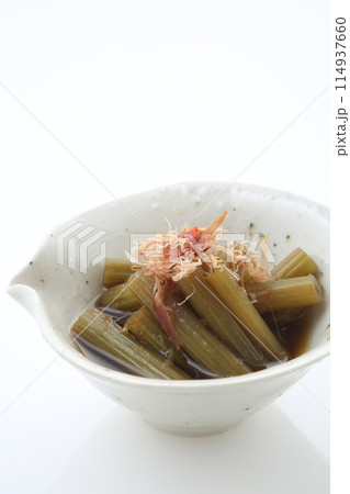 ふきの煮物和食器小鉢入り 114937660