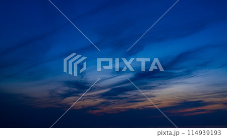 日の入り後にあらわれるブルーモーメント、マジックアワー 114939193