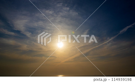 日の入り後にあらわれるブルーモーメント、マジックアワー 114939198