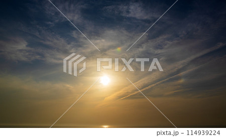 日の入り後にあらわれるブルーモーメント、マジックアワー 114939224