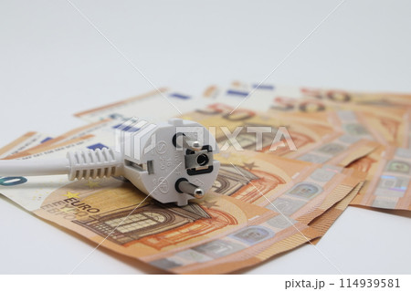 White electric cable and banknotes, expensive electricity, saving electricity. 114939581