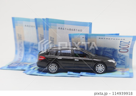 Toy car on the background of banknotes, purchase, insurance and the cost of car ownership. 114939918