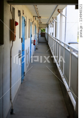 都営住宅の開放廊下 114940121
