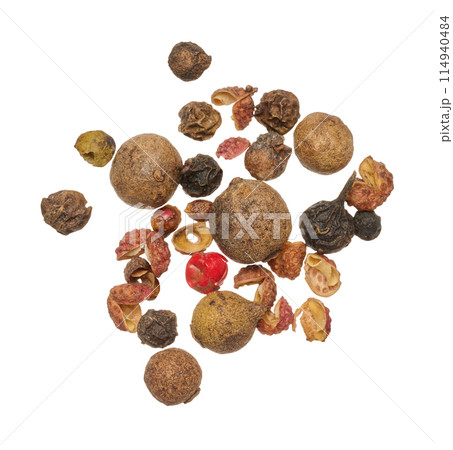 Allspice, red and black pepper on isolated background, dried kitchen seasoning Allspice, red and black pepper on isolated background, dried kitchen seasoning 114940484