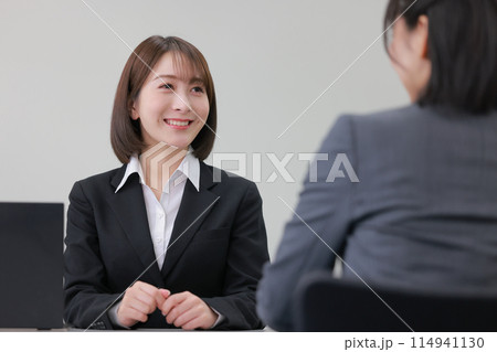 穏やかな笑顔でお客様の要望を聞くアドバイザー女性_1 穏やかな笑顔でお客様の要望を聞くアドバイザー女性_1 114941130